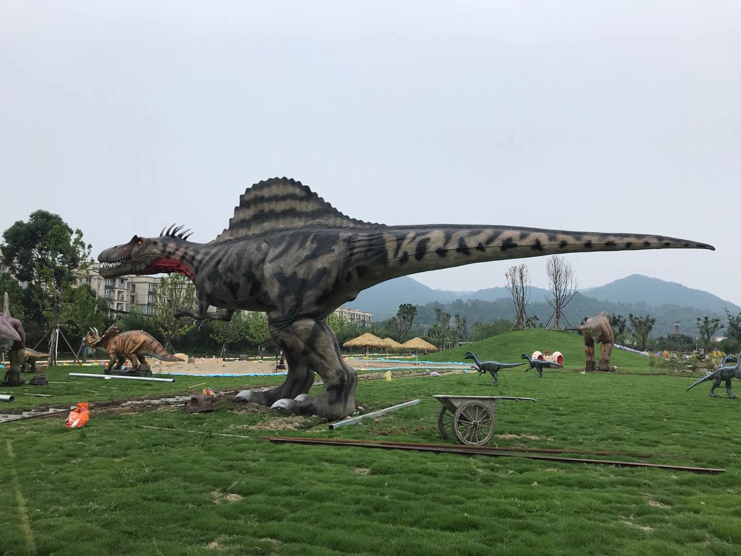 彭州科普展，仿真恐龍和仿真昆蟲安裝完成