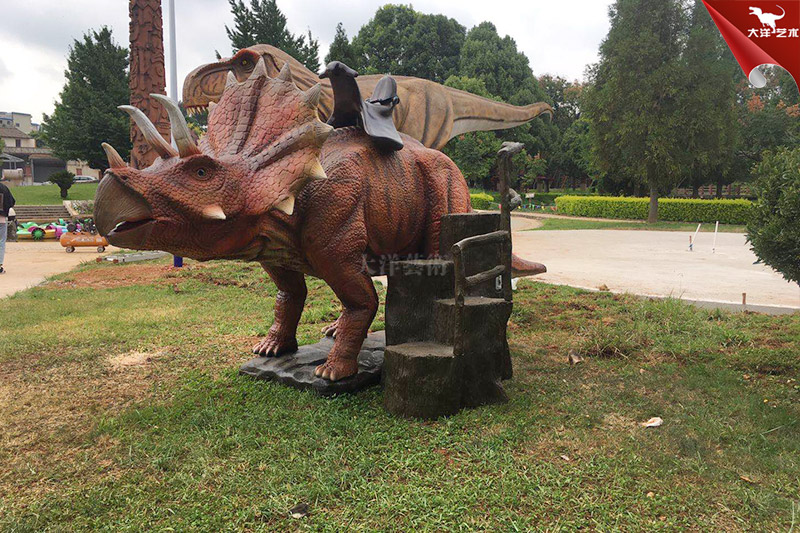 廣場公園乘騎仿真恐龍，仿真三角龍